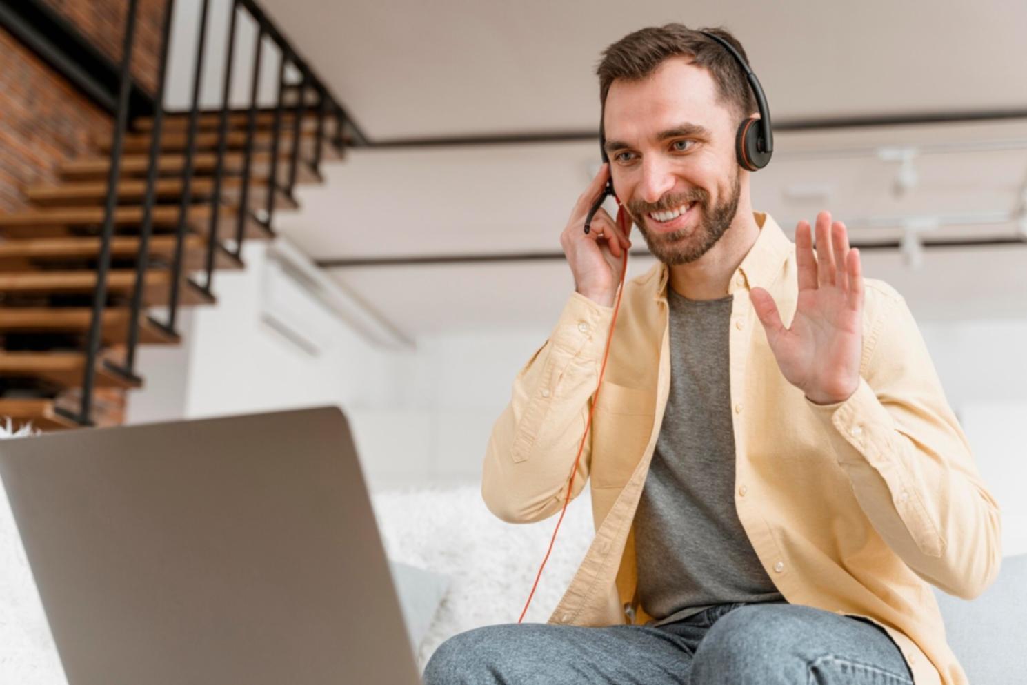 Geschäftsstrategie und Finanzplanung in modernem Büroumfeld