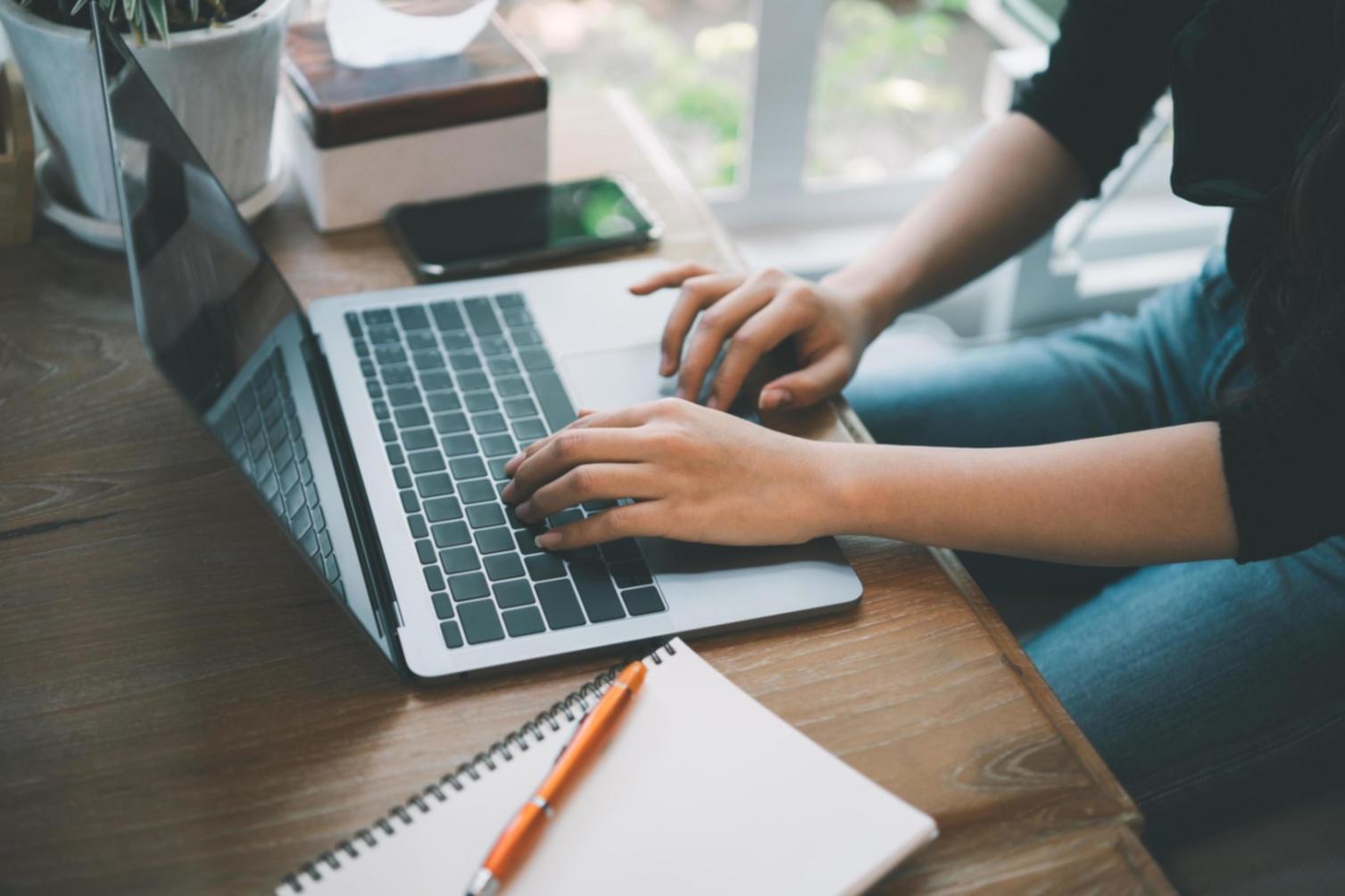 Erfolgreiches Projektabschluss-Meeting im Konferenzraum